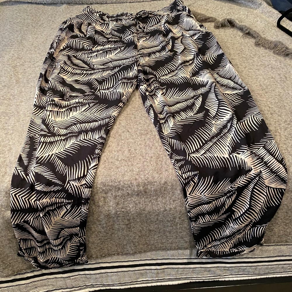NWOT Volkom Women’s Relaxed Lounge Pant, Palm Print Black & White - size large